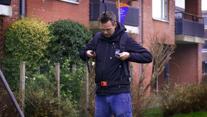 Waspak aantrekken
